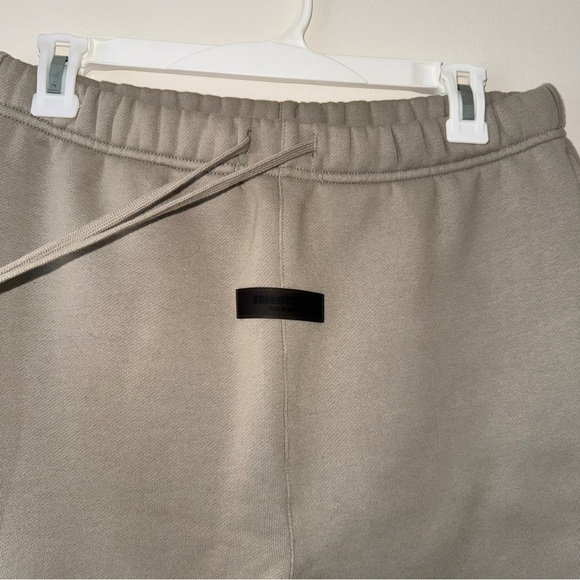 Fear of God Essentials - Logo-Flocked Cotton-Blend Jersey
Sweatpants Jogger Tan - Picture 4 of 6